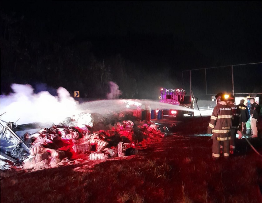 Acidente entre caminhões deixa três feridos e causa incêndio na Dutra