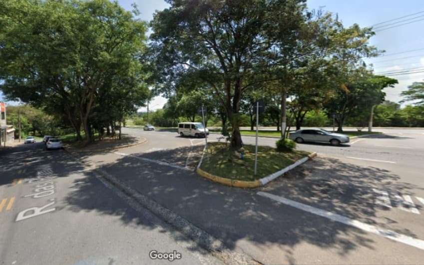 Um jovem de 24 anos morreu após colidir em uma árvore, na madrugada deste domingo (14), no Jardim Primavera, em Jacareí.
