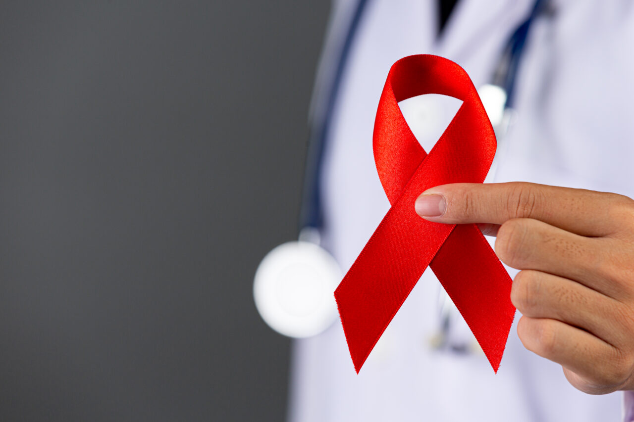 O HIV, causador da Aids, vem afetando mais brasileiros nos últimos anos, com um aumento de 17% entre 2020 e 2022