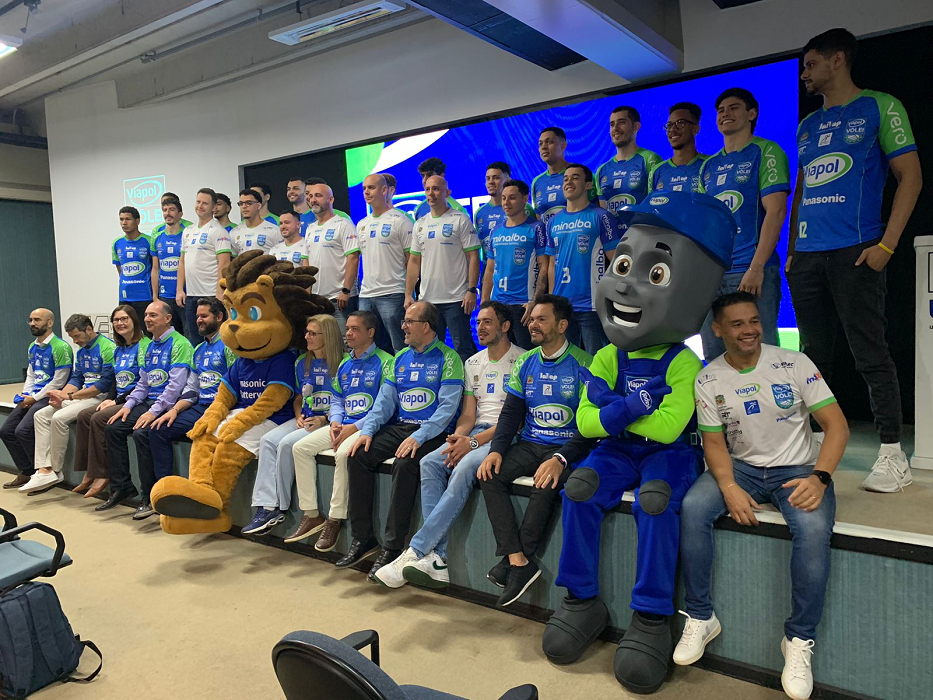 Elenco, comissão técnica, parceiros e mascotes do Vôlei São José para a temporada 2024/2025. Foto: Matheus Andrade/CBN Vale