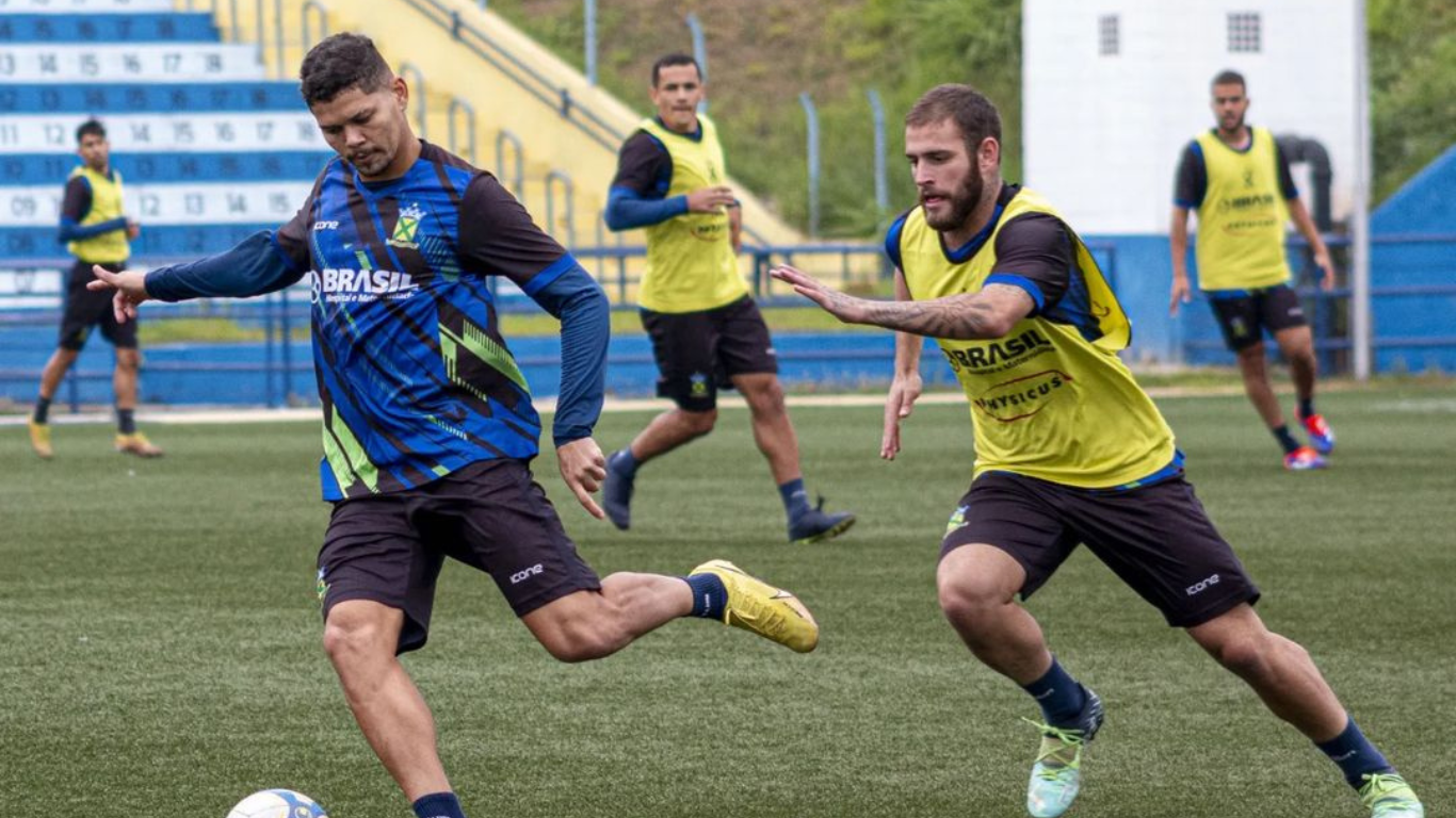 Elenco do Santo André treina no campo sintético do estádio Bruno José Daniel