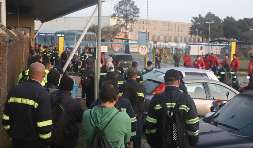 Funcionários da Tenaris de Pind em frente à fábrica da empresa. Funcionários fazem paralisação por reajuste salarial na Tenaris de Pinda