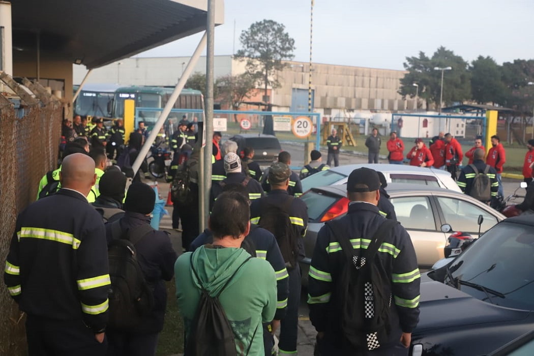 Funcionários da Tenaris de Pind em frente à fábrica da empresa. Funcionários fazem paralisação por reajuste salarial na Tenaris de Pinda