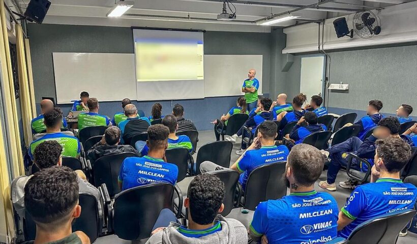 Comissão técnica e elenco do Vôlei São José reunidos em reunião de planejamento para a temporada 2024/2025. Foto: Instagram/Viapol Vôlei São José