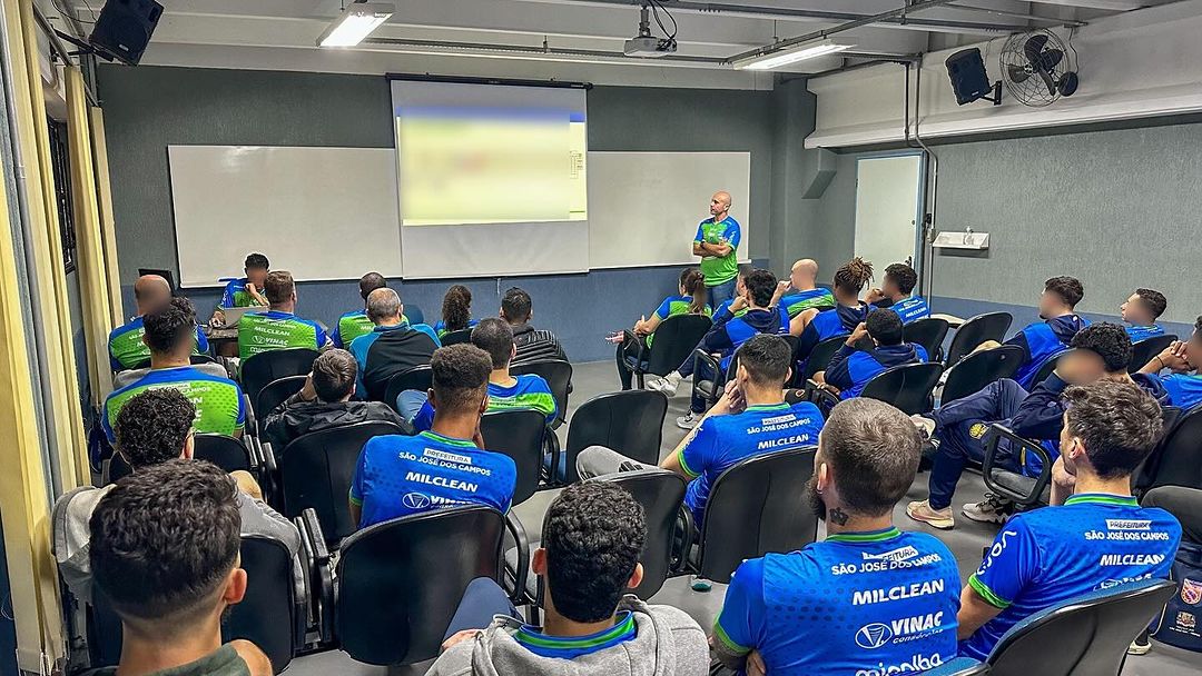 Comissão técnica e elenco do Vôlei São José reunidos em reunião de planejamento para a temporada 2024/2025. Foto: Instagram/Viapol Vôlei São José