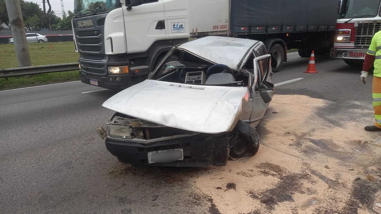 Capotamento gera congestionamento de 4 km na via Dutra em São José