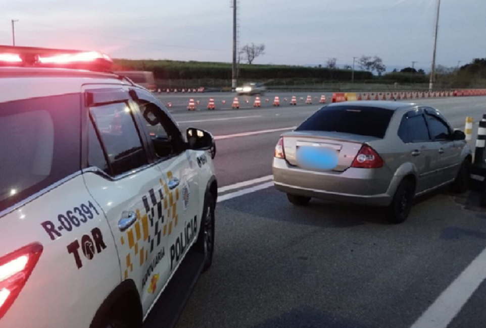 Após tentativa de fuga, casal é preso com drogas em rodovia em Caçapava