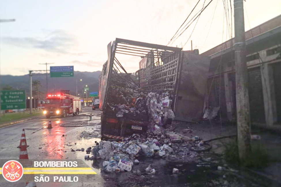 Caminhão carregado com alimentos fica destruído após fogo em Caraguá