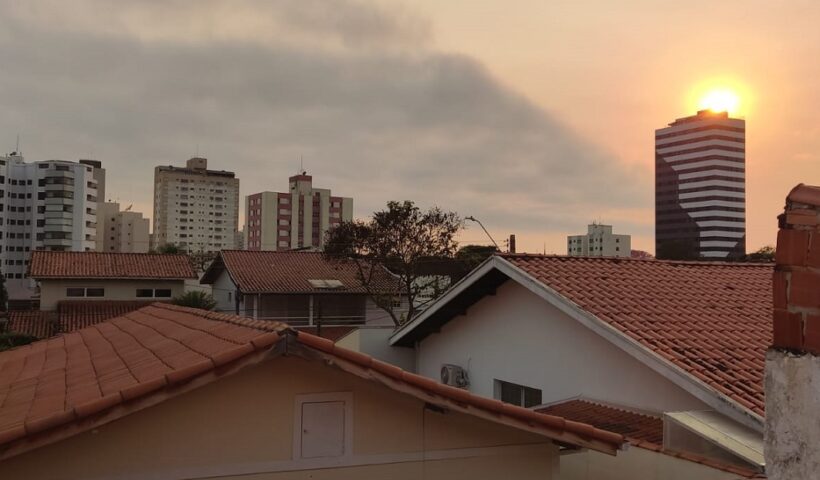 Céu cinzento no Vale do paraíba é reflexo das queimadas no estado