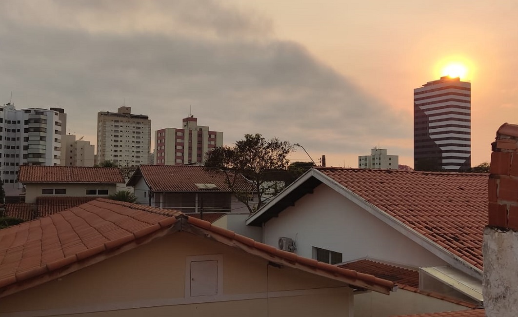 Céu cinzento no Vale  do paraíba é reflexo das queimadas no estado