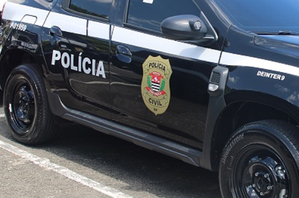 Polícia prende 4 homens por venda de drogas pela internet, em SJC