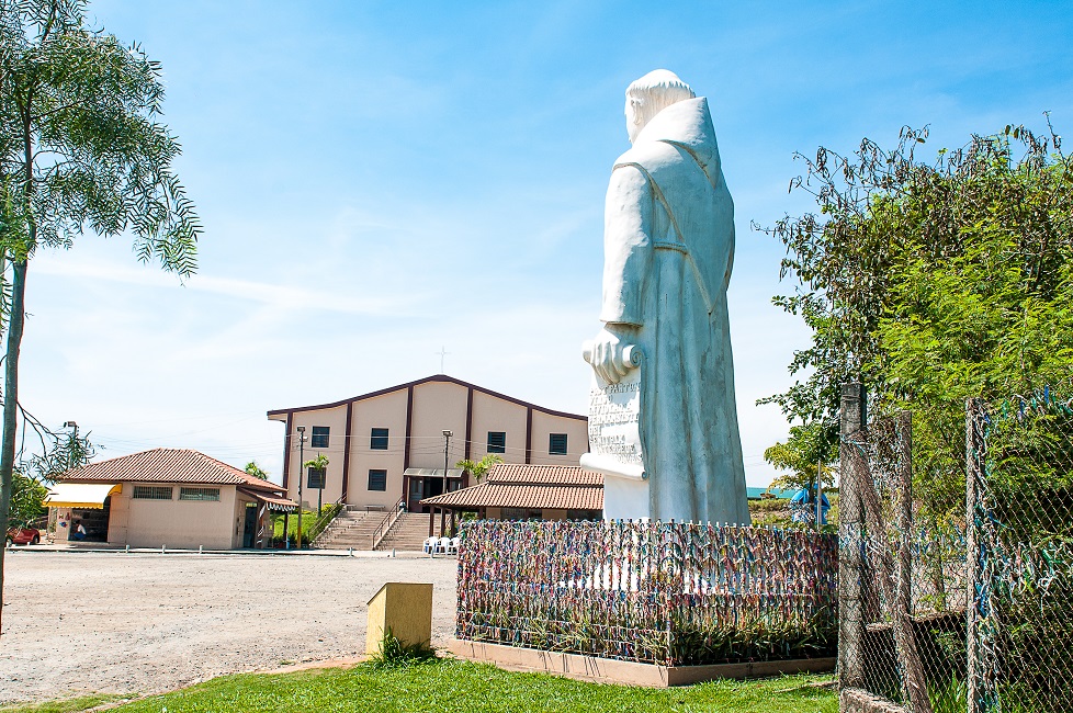 Festa de Frei Galvão confirma shows, comida e romarias em Guaratinguetá