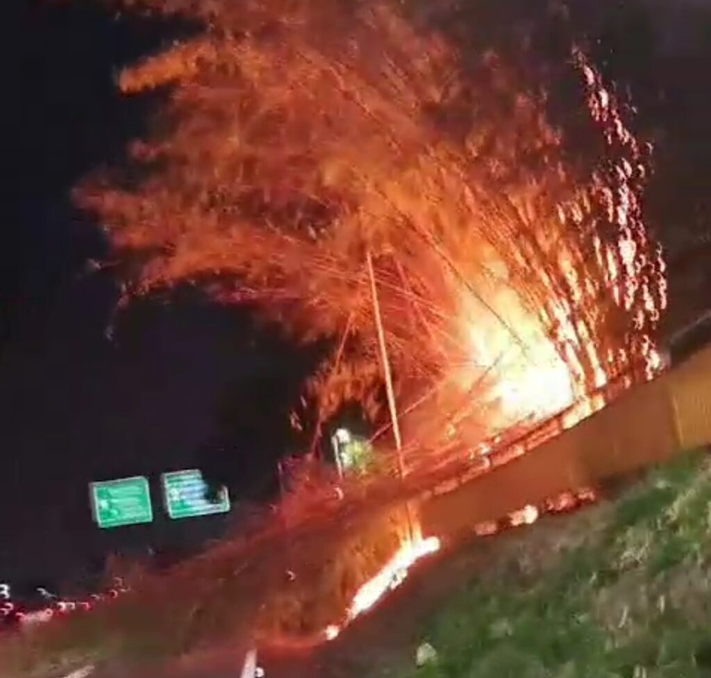 Bombeiros combatem incêndio próximo ao DCTA,em São José, com ajuda da aeronáutica