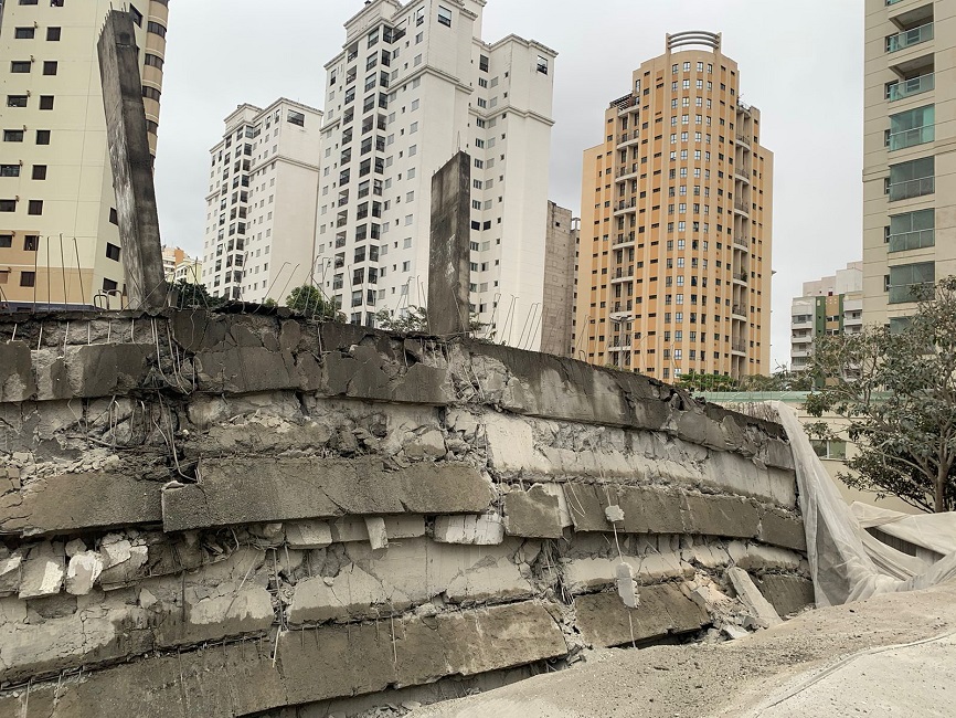 Retirada dos destroços de prédio demolido em São José está prevista para quarta-feira (29)
