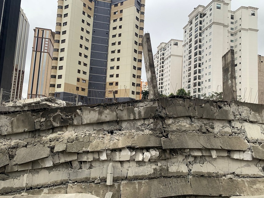 Veja os destroços da implosão no Jardim Aquarius, em São José dos Campos - Foto: Matheus Andrade/CBN Vale