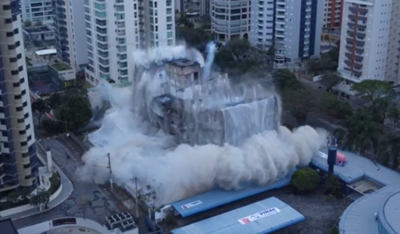 Retirada dos destroços de prédio implodido em São José tem início