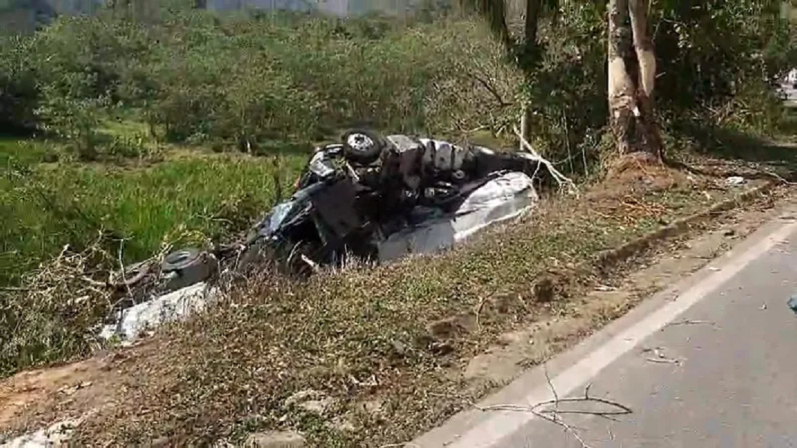 Rodovia Monteiro Lobato segue interditada após tombamento de caminhão