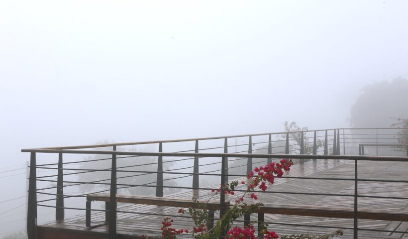 Semana começa com nova frente fria no Vale do Paraíba; veja a previsão. Na foto, deck do Banhado, em São José dos Campos, com neblina, em um dia de inverno.