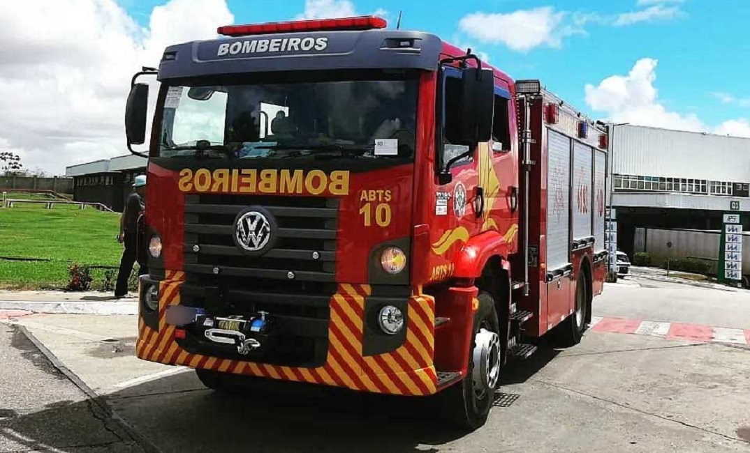 Incêndio em caminhão na Dutra volta a causar transtornos durante o dia
