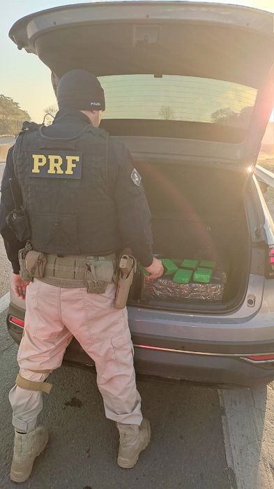 PRF flagra carro clonado com mais de 200 kg de maconha na Dutra, em Lorena