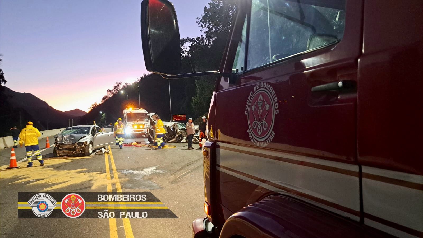 Dois homens ficaram feridos em um acidente na Tamoios, por volta das 5h deste domingo (4), no trecho de Caraguatatuba.