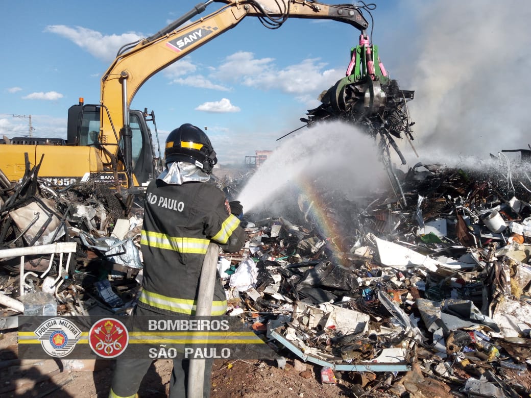 Um incêndio destruiu aproximadamente 800 metros quadrados de área de material reciclável de uma empresa, em Caçapava, neste domingo (4).