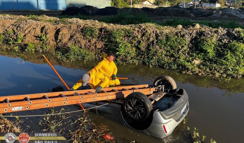 Tragédia em Caraguá: dois adultos e uma criança morrem após carro cair em córrego