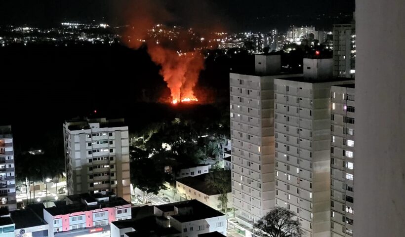 VÍDEO: Incêndio atinge a região do Banhado no centro de São José dos Campos