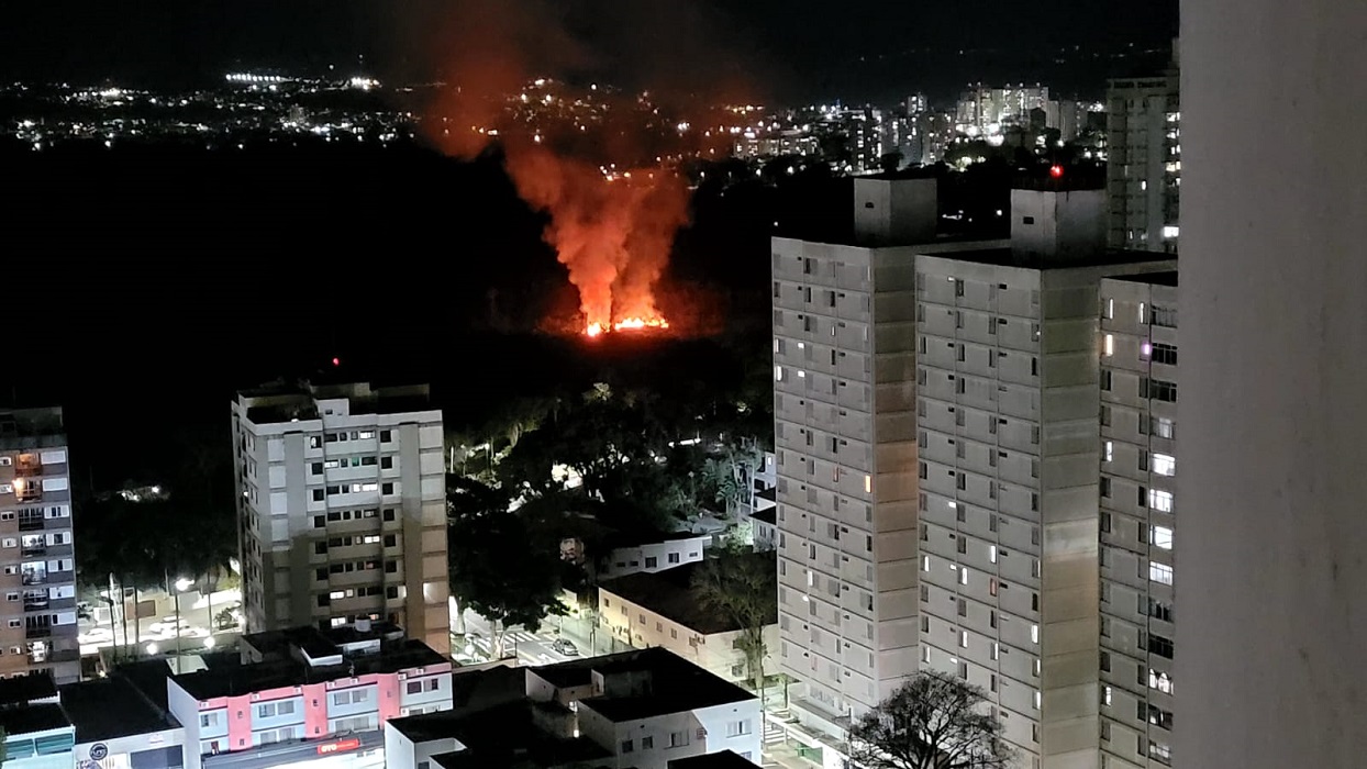 VÍDEO: Incêndio atinge a região do Banhado no centro de São José dos Campos
