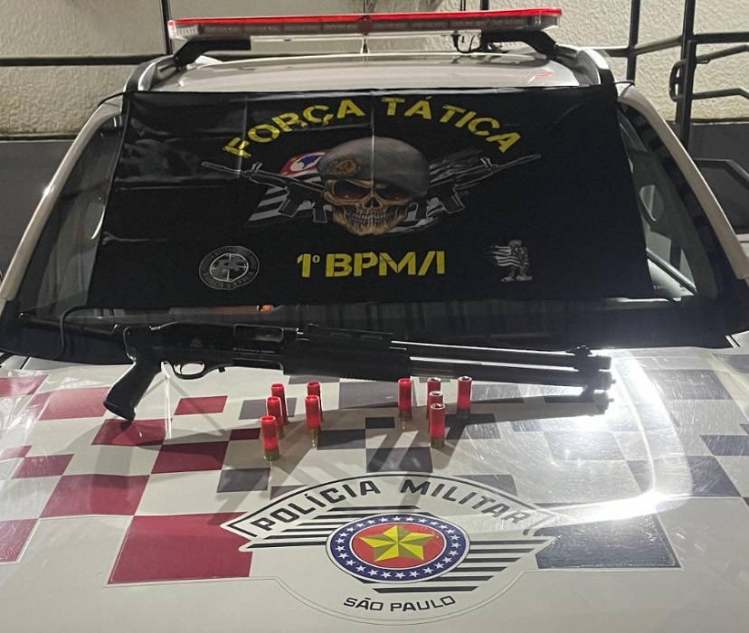 Polícia intercepta carro com espingarda e prende dois em São José