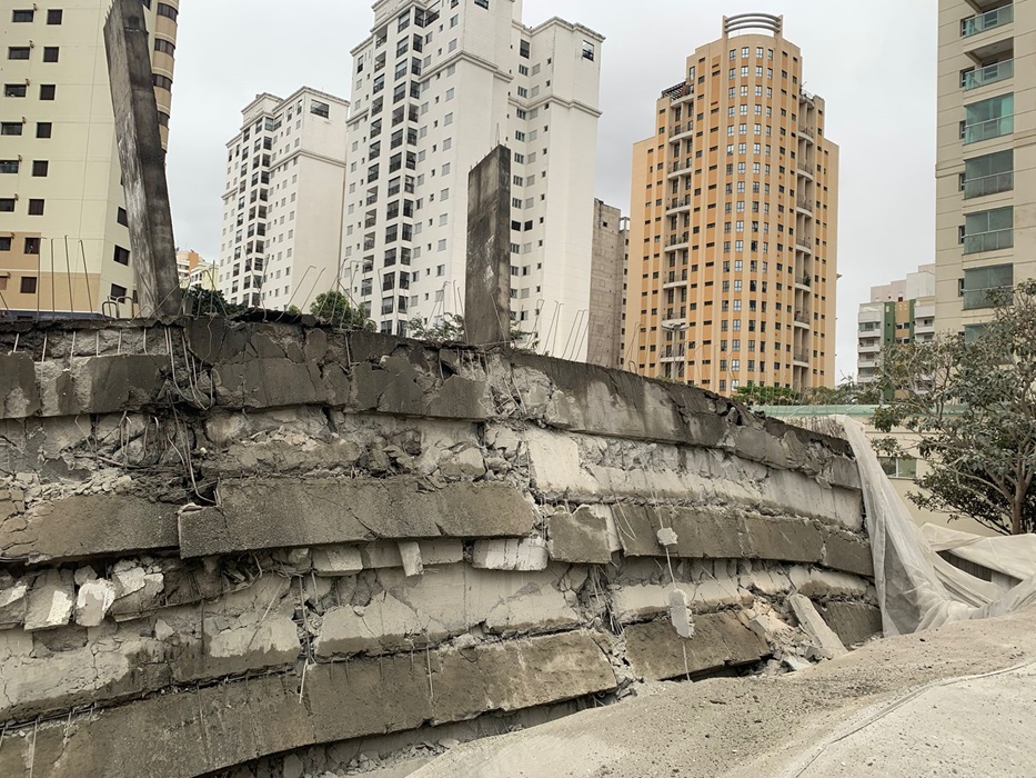 VÍDEO: Prédio abandonado é implodido no Aquarius, em São José