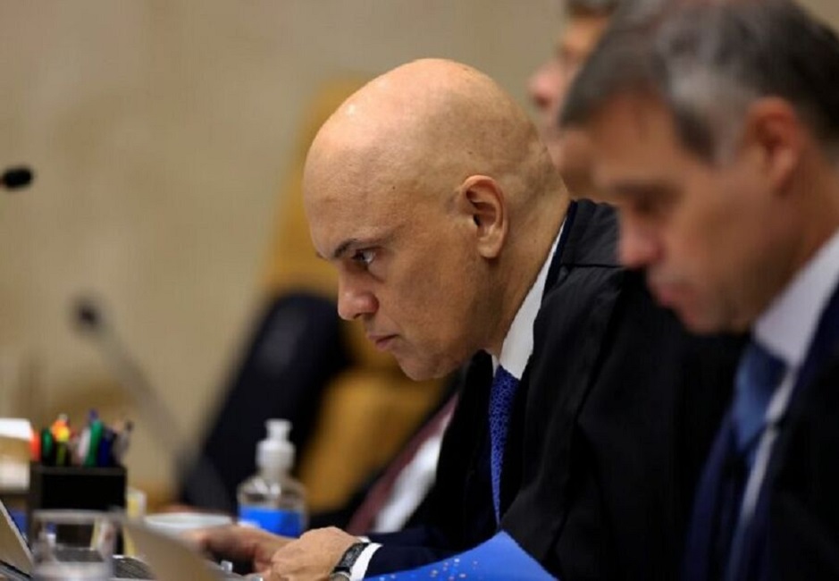 Moraes suspende rede social X no Brasil após embate com Elon Musk