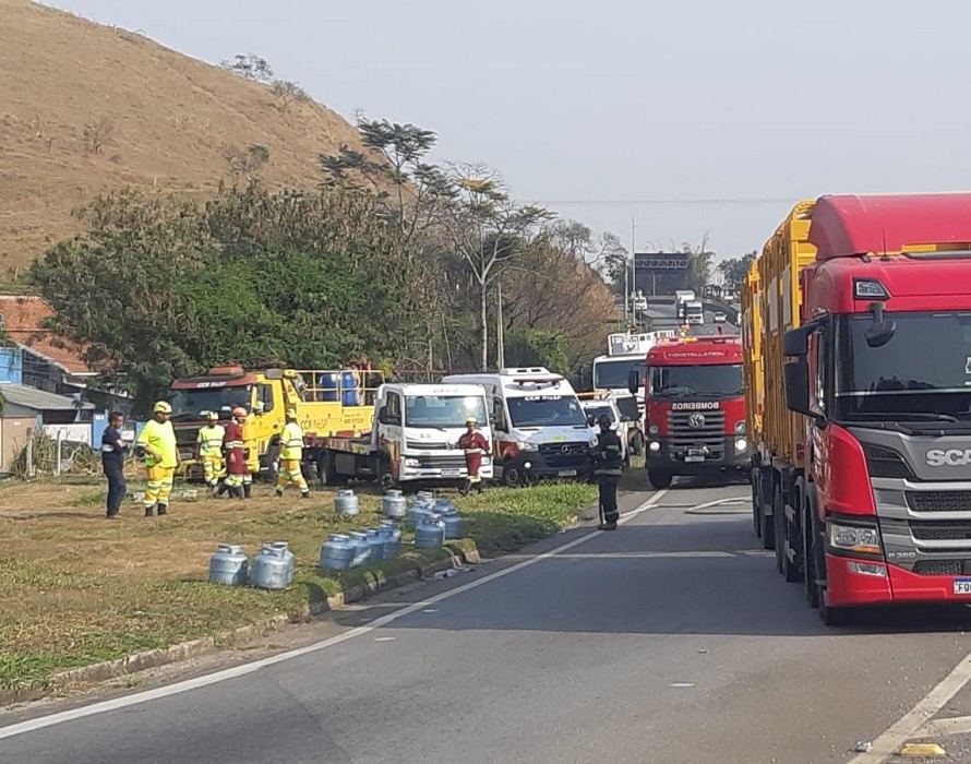Moradores saqueiam carga de botijões de gás na Via Dutra em Guaratinguetá