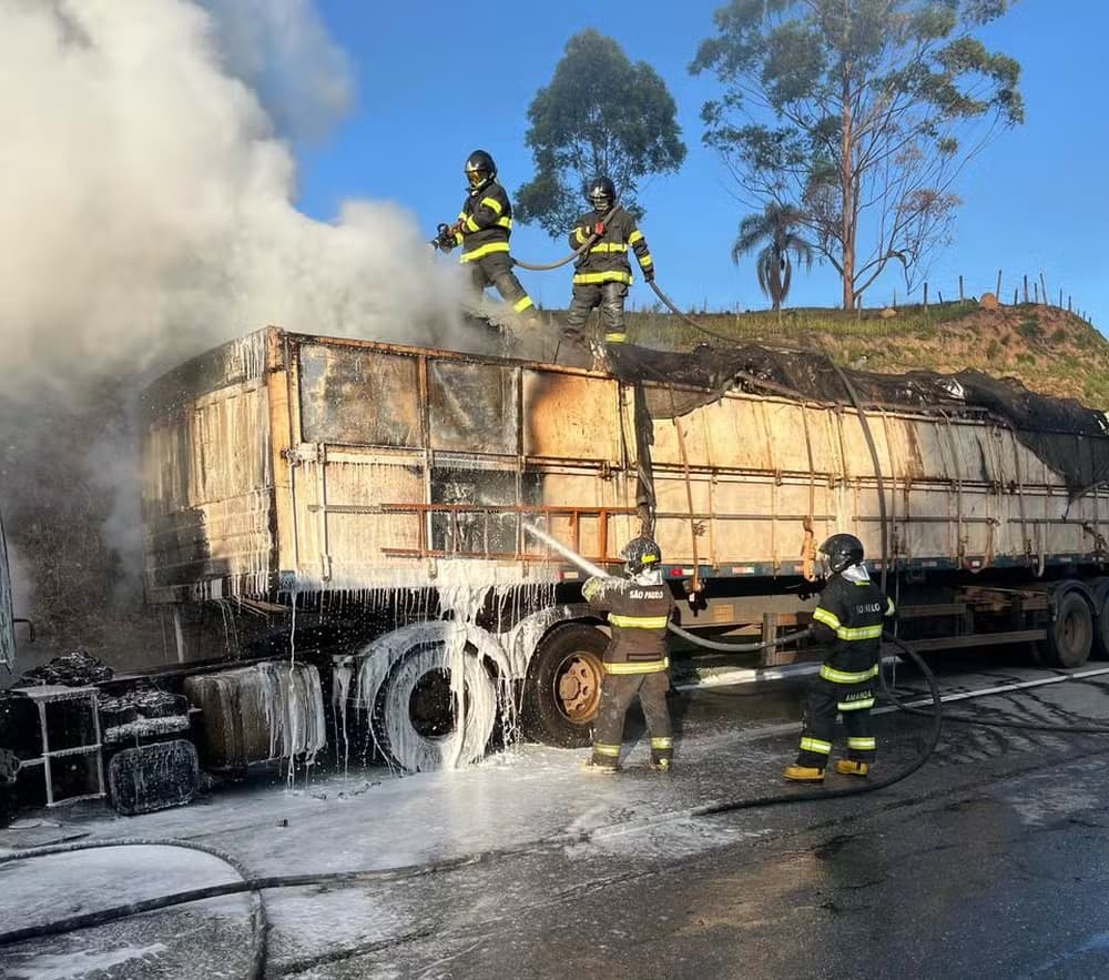 Um caminhão que transportava uma carga de sucata pegou fogo na manhã deste sábado (3), na rodovia Dom Pedro I, em Igaratá.