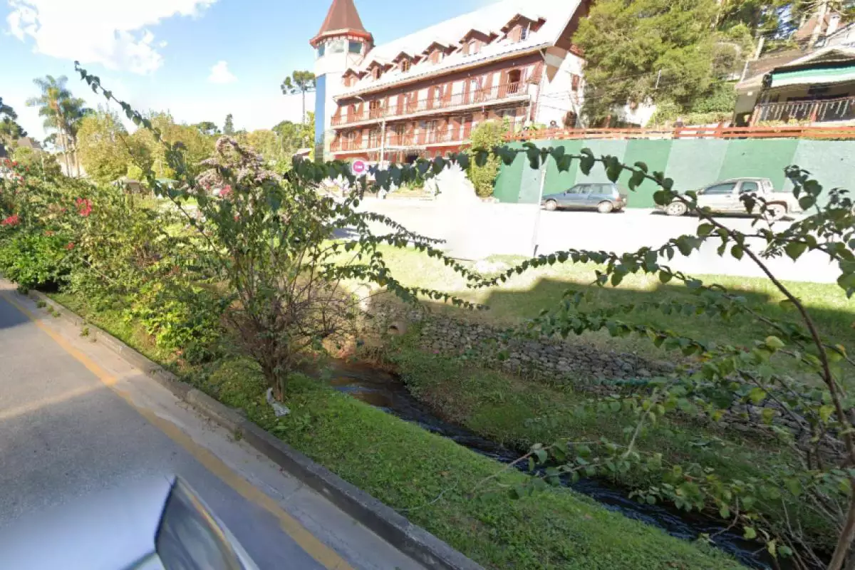 Acidente aconteceu na avenida José Manoel Gonçalves, na região do Capivari, em Campos do Jordão