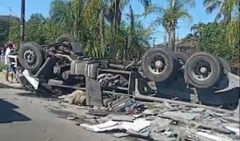 VÍDEO: uma pessoa morre em tombamento de caminhão na Rio-Santos em Ubatuba