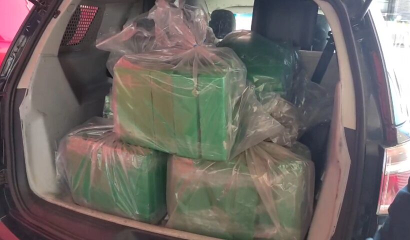 PRF flagra carro clonado com mais de 200 kg de maconha na Dutra, em Lorena