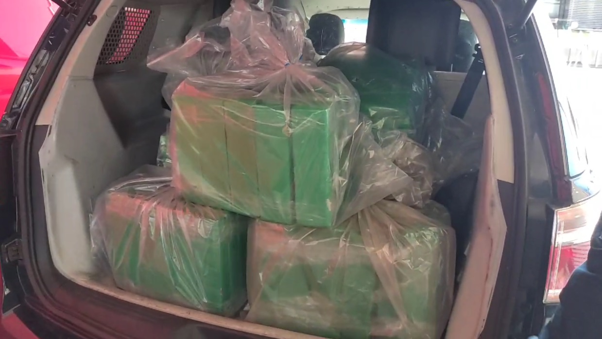PRF flagra carro clonado com mais de 200 kg de maconha na Dutra, em Lorena