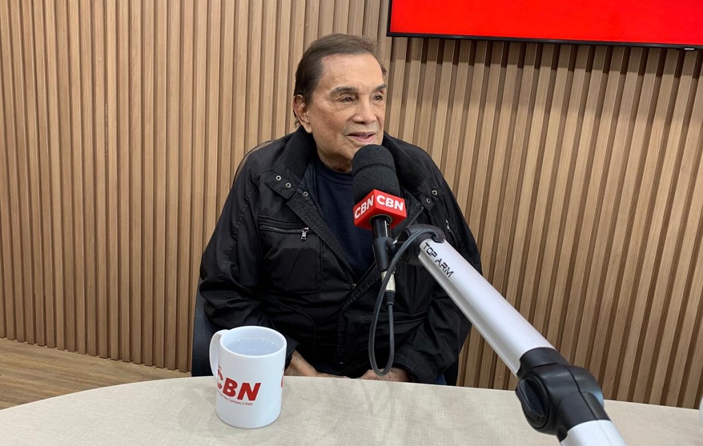 Dedé Santana passa mal e recebe atendimento após apresentação em São José