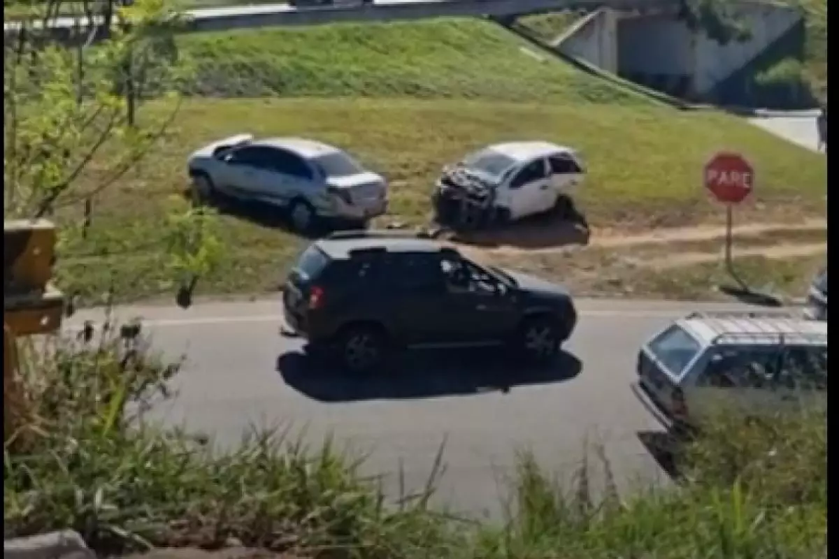 Dois carros bateram e ‘voaram’ em acidentes distintos próximo à rua Tenente Wenceslau Brás, em Caçapava, na madrugada deste sábado (3).