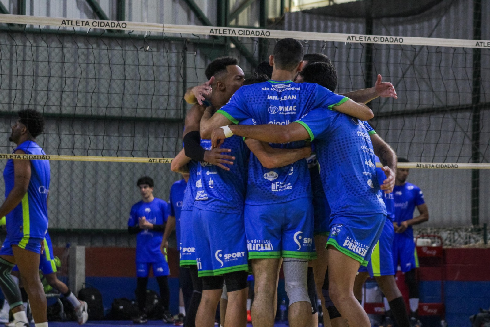 Elenco do Vôlei São José comemora ponto durante jogo-treino contra o Atibaia em São José dos Campos