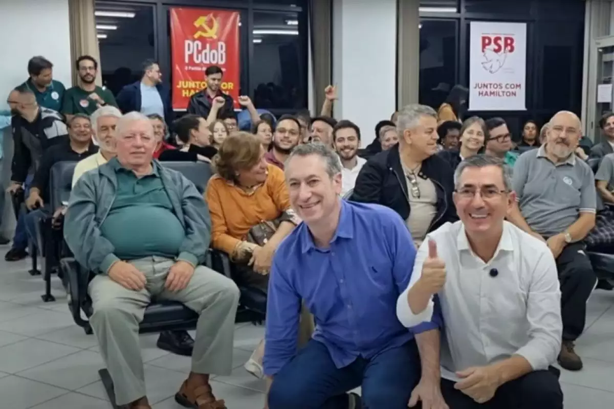 Hamilton Mota (de branco) ao lado de seu vice, Pedro Orlando Bonanno Abib (de azul)
