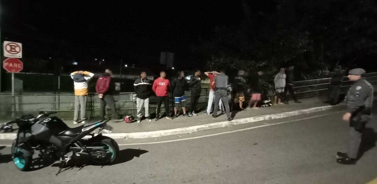 Jovens debocham da lei e têm motos apreendidas em operação da PM em Caraguá