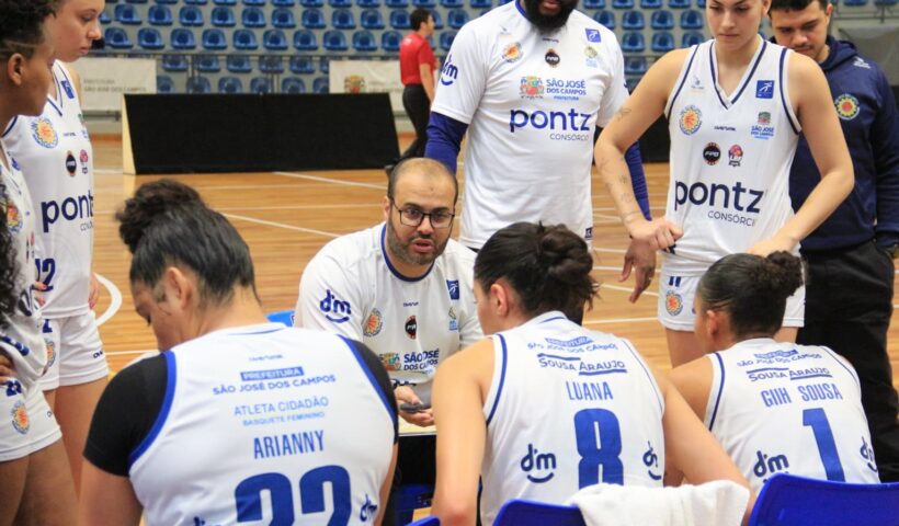 Leandro Leal em ação no comando técnico do São José Basketball Feminino