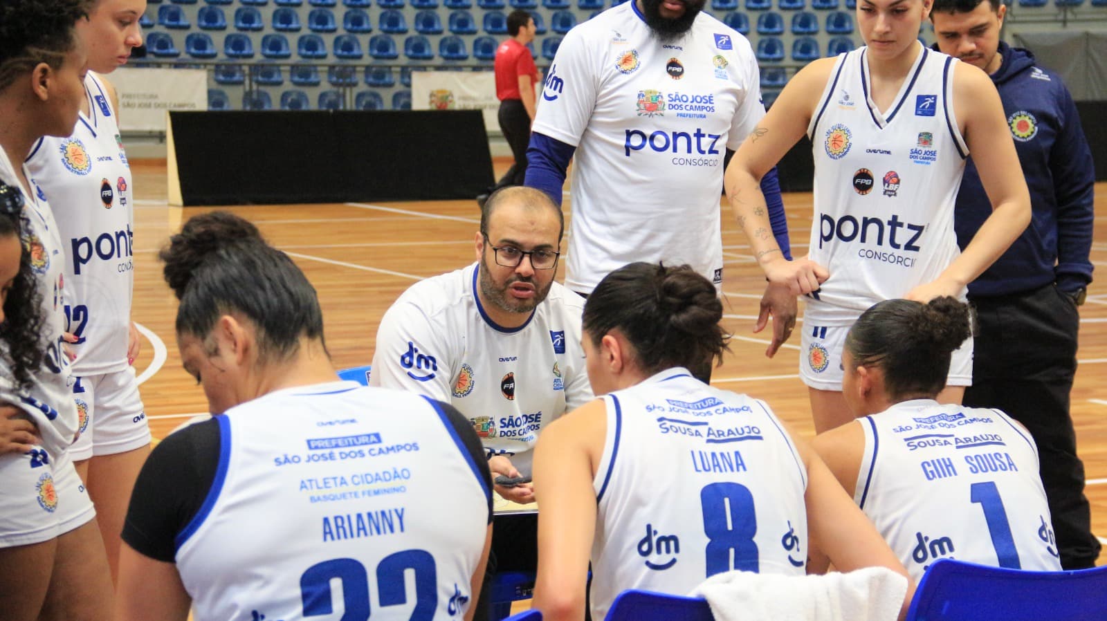 Leandro Leal em ação no comando técnico do São José Basketball Feminino