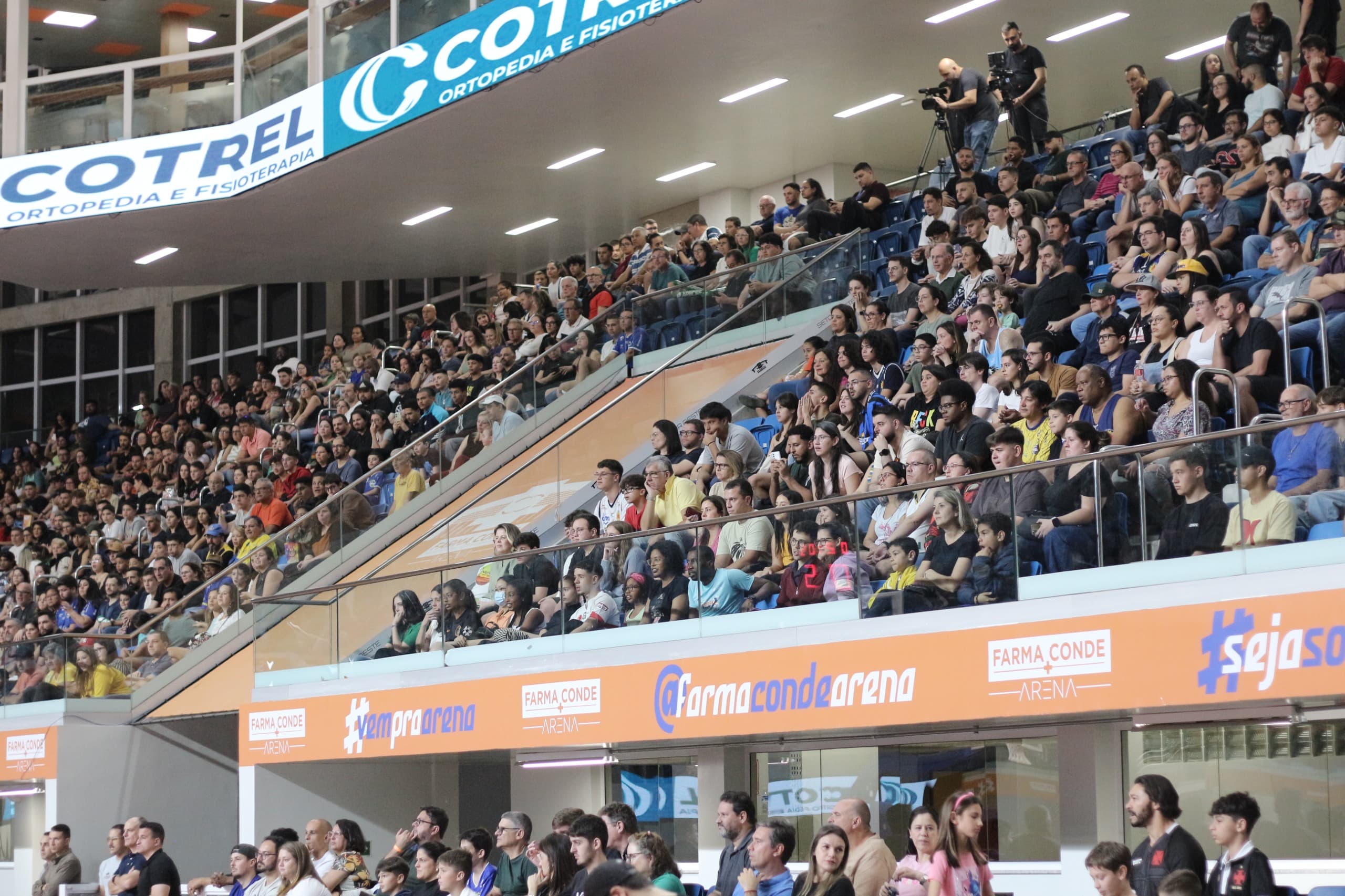 Torcida do São José Basketball presente em bom número na Farma Conde Arena