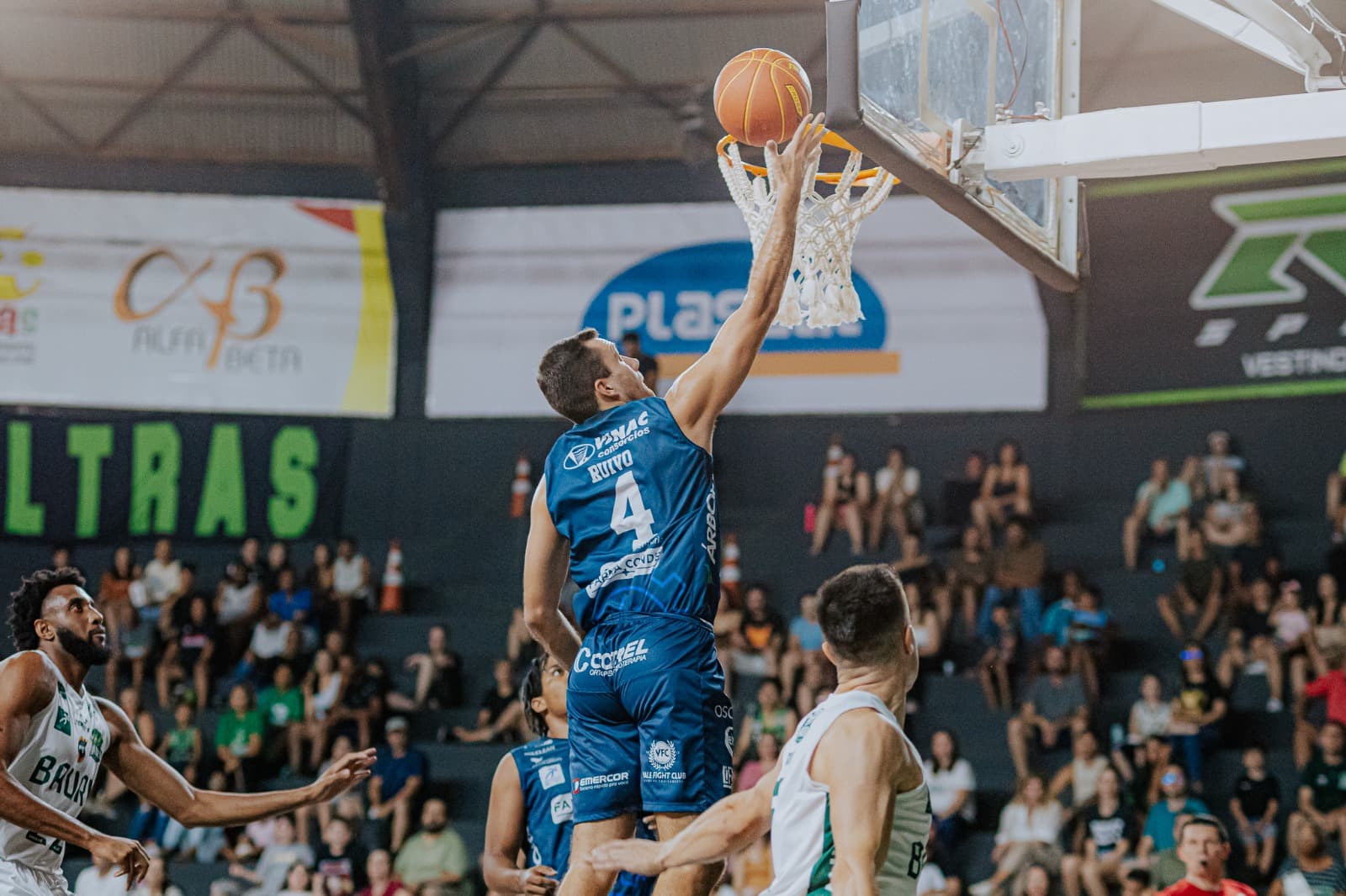 O São José Basketball conquistou a sua primeira vitória fora de casa na temporada 2024/2025 na noite deste domingo (18).