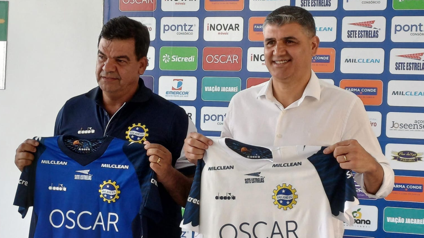 Treinador Moacir Júnior (esquerda) e o diretor de futebol Sidiclei Menezes (direita), os dois primeiros 'reforços' do São José EC visando a temporada 2025