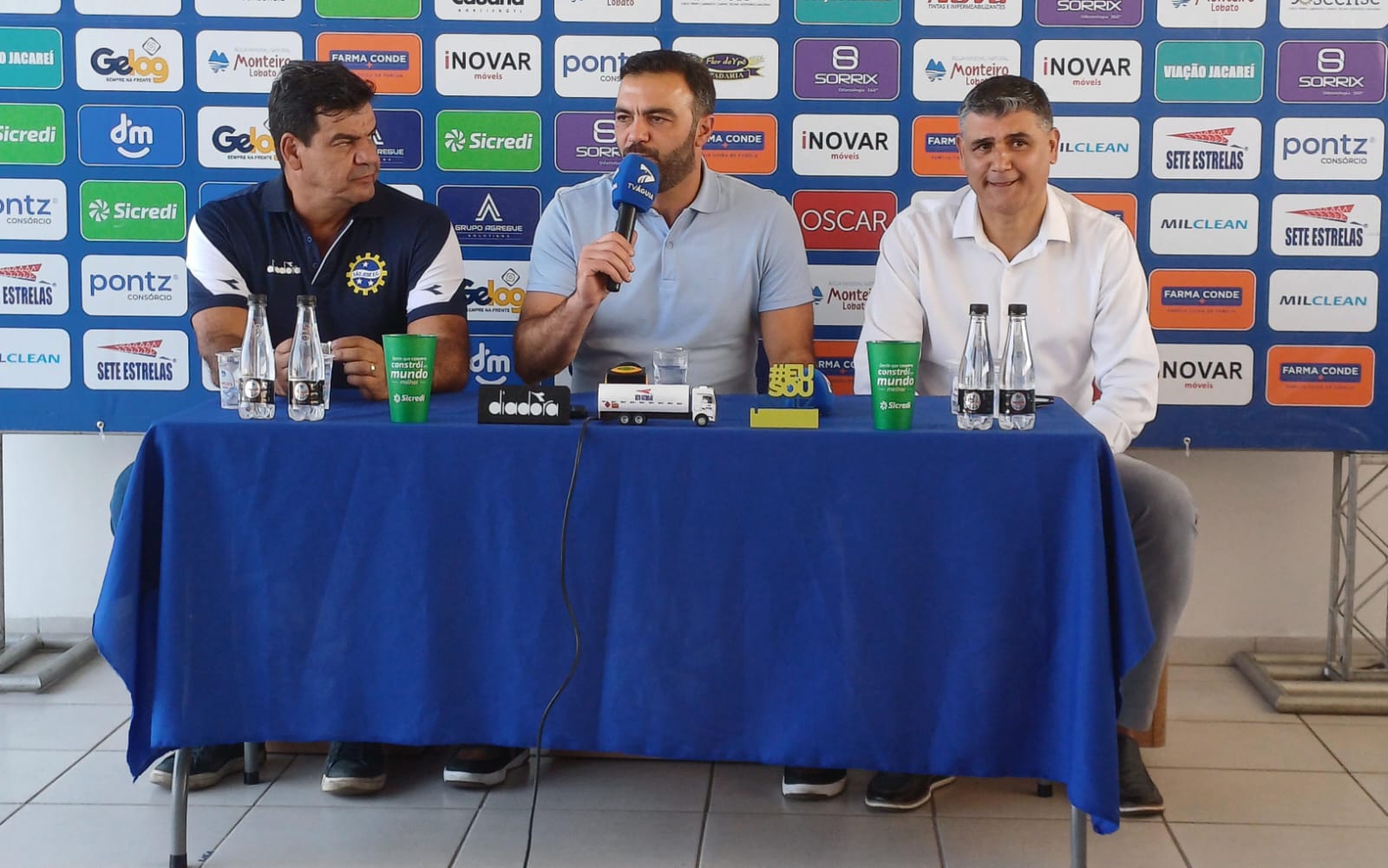 Moacir Júnior (treinador), Bruno Cazarine (CEO da SAF) e Sidiclei Menezes (diretor de futebol)