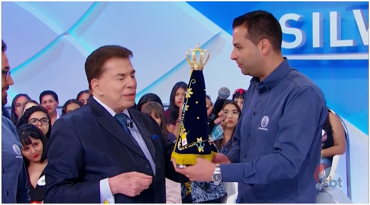 Silvio Santos recebeu imagem de Nossa Senhora Aparecida em homenagem em 2019